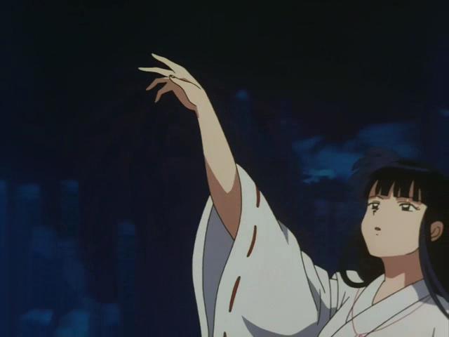 Otaku Gallery  / Anime e Manga / Inu-Yasha / Screen Shots / Episodi / 022 - Il sorriso malvagio, Kikyo tra la vita e la morte / 134.jpg